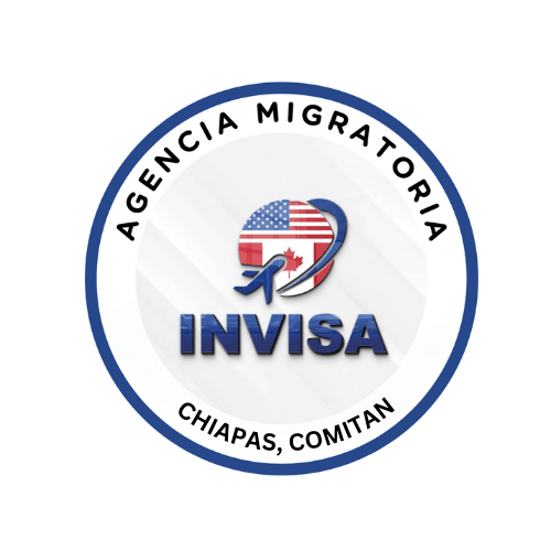 La imagen es el logo de "Invisa Agencia Migratoria" con "CHIAPAS, COMITAN" en la parte inferior. El logo presenta un emblema de un globo terráqueo con banderas de Estados Unidos y Canadá, rodeado por el nombre de la agencia, simbolizando su experiencia en visas y asesoramiento migratorio.